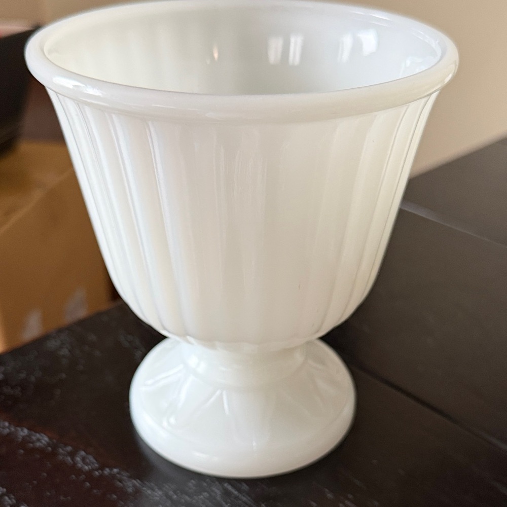 1960s Inarco White Decorative Pedestal Vase - Excellent Condition